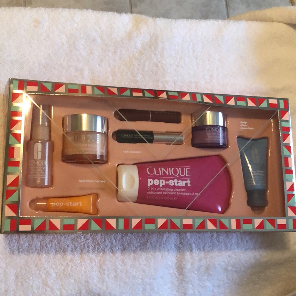 Clinique Best In Class 8 Pcs Skin Care Set / New With Box.  Over $200 value.